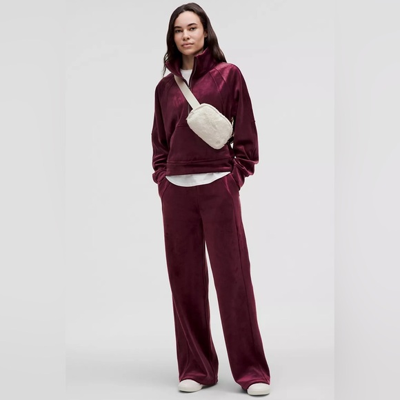 Lululemon Everywhere Belt Bag Plush Fleece Bone ( White)/ Silver 7.5” x 5” - Picture 3 of 16